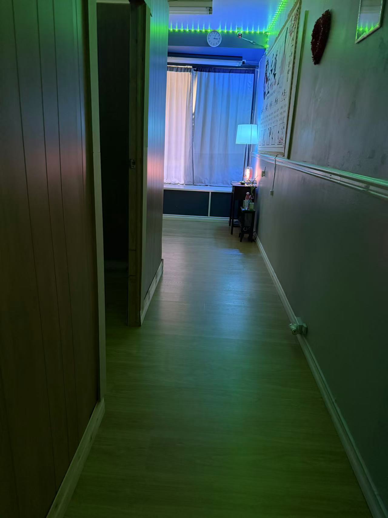 Tulip Relaxation interior hallway